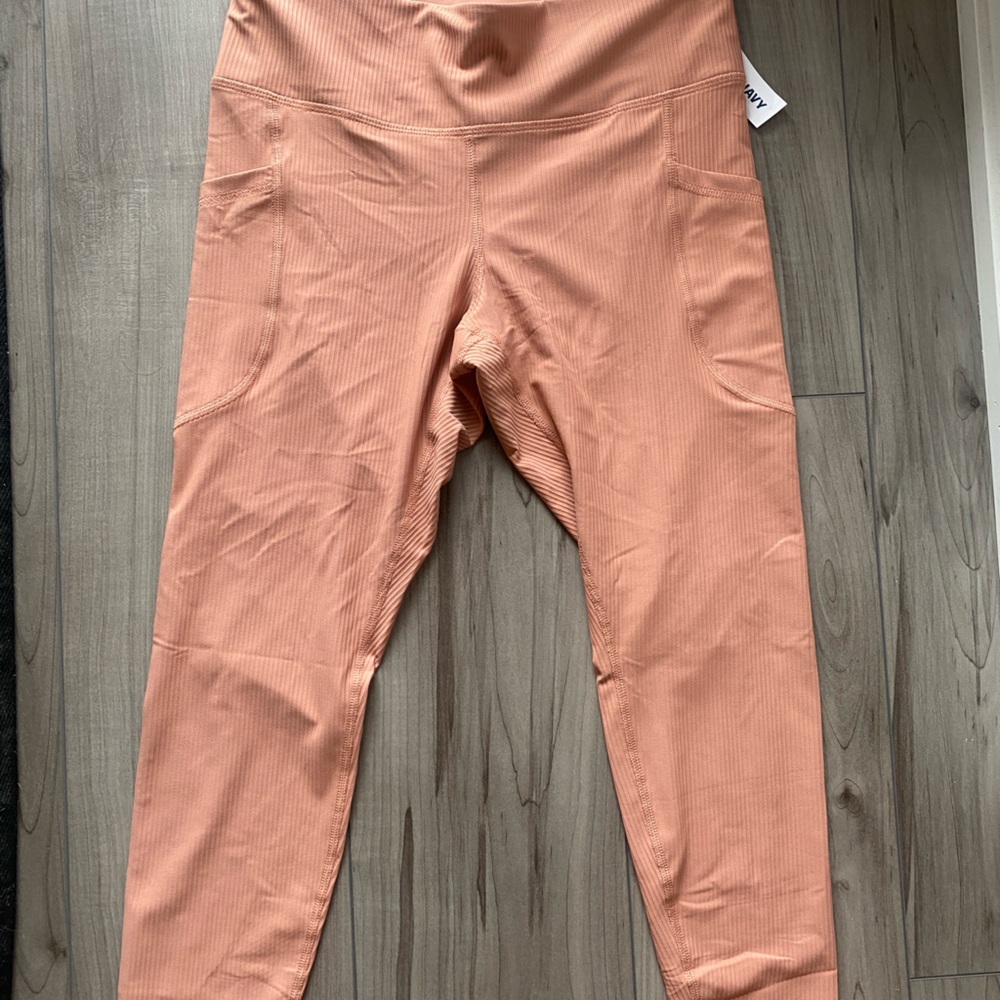 Old Navy Women's Powersoft Peach colored leggings with pockets Large